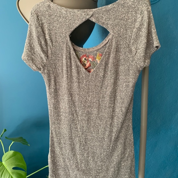 Beautiful detailed t-shirt with cut out back - Picture 2 of 3